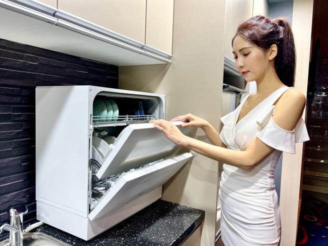 Panasonic全新的「愛妻1號自動洗碗機」，時尚小巧的純白設計搭配智慧觸控式面板，免重新裝潢，放在桌上或水槽旁即可，安裝或使用都更方便。（石欣蒨攝）