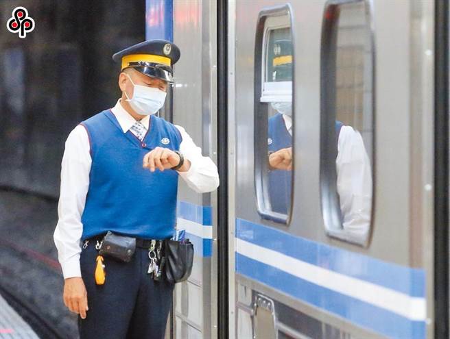 針對台鐵工會發起的五一集體休假不加班，除了4月19日交通部長王國材透過「給台鐵員工的一封信」向員工溫情喊話外，日前台鐵局長杜微發布貼出道歉信，以未能提供應有的旅運服務向大眾道歉。（本報系資料照）