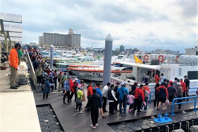 南海游艇码头搭船去望安七美一日游的旅客，虽然没有去年人山人海的景况，但也是今年的最高峰。（张茂雄摄）