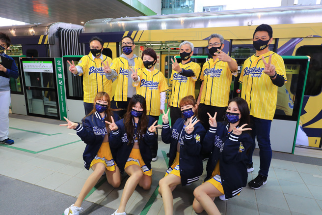 为了迎接捷运周年，台中捷运与中信兄弟一同打造「猛玛‧钢铎拉」王者列车，卢秀燕市长：搭乘中捷，中信告捷！（图／台中市政府提供）