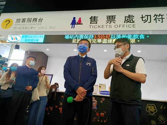 交通部長王國材(中)今日視察台北車站演練五一台鐵不加班(簡立欣攝)