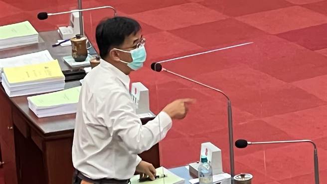 高市議員郭建盟指出，若依高雄病床數推估，單日確診達到1650人將達到醫療量能臨界值，建議高市府適時發布不同強度的人潮群聚限令。（柯宗緯攝）