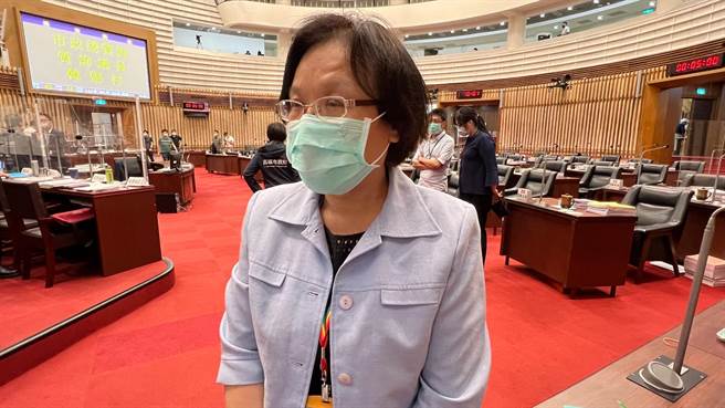 高市府是否祭出「人潮群聚限令」？衛生局副局長蘇娟娟未正面回應，她指出，台灣是一日生活圈，針對防疫，希望除了政府的管制力道以外，民眾也須做好自主健康管理。（柯宗緯攝）