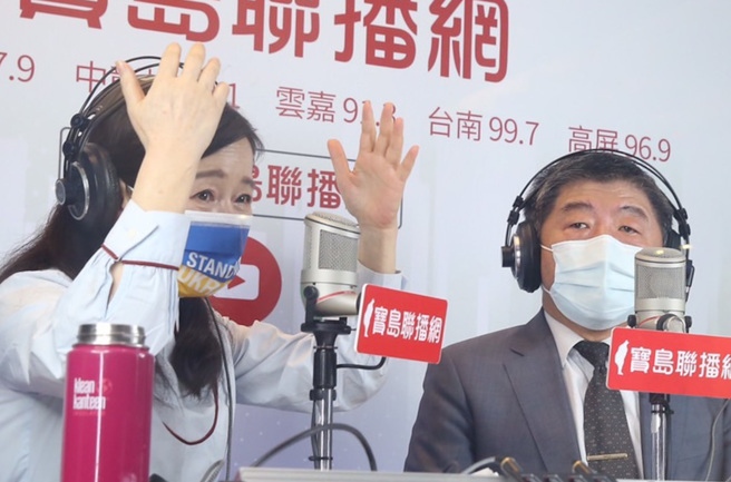 资深媒体人周玉蔻遭外界质疑医生到宅採检是耍特权，图为4月12日周玉蔻（左）在其广播节目採访卫福部长陈时中（右）。（本报资料照）