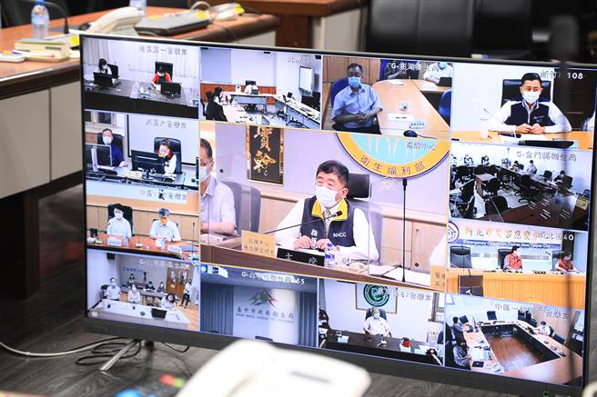 中央流行疫情指挥中心今日上午举行跨县市COVID-19防疫综合讨论视讯会议，由指挥官、卫福部长陈时中（中）主持。（台中市政府提供／谢琼云台中传真）