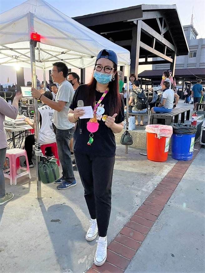 经验丰富的县府员工李珊珊「代打」上阵，接替花火节开幕主持人的工作。（澎湖县政府提供）