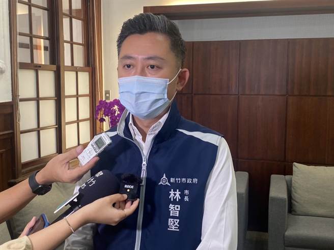 新竹市长林智坚25日表示，鑑于重症的个案比例增加，将造成卫生人力的耗费，未来市府将简化疫调，且不要再公布足迹。（陈育贤摄）