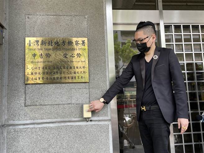 连千毅今与律师前往新北地检署按铃，提告勾恶妨害名誉，并告发其假冒警察身份。（蔡雯如摄）