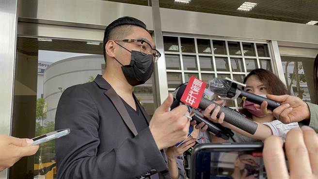 连千毅今与律师前往新北地检署按铃，提告勾恶妨害名誉，并告发其假冒警察身份。（蔡雯如摄）