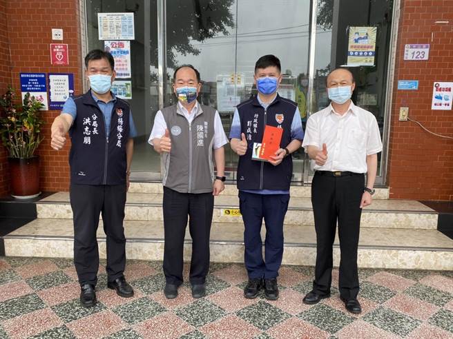桃園市警察局長陳國進（左2）赴楊梅分局頒發獎勵金。（蔡明亘攝）