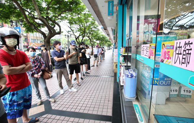 医师黄轩表示，台湾才要进入Omicron登山步道，他提醒指挥中心要备妥3装备「上山」，如疫苗覆盖率、充足的抗病毒药物及足够的快筛工具。图为民眾抢买快筛试剂。（图／记者陈俊吉摄影）