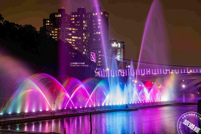 2022碧潭水舞」带给民眾国际水准的双水幕水舞光影秀。图片：新北市政府观光旅游局提供