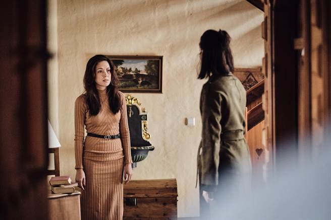 許瑋甯（左）在《詭棋》中演出華人太太，是電影關鍵角色。（華映提供）