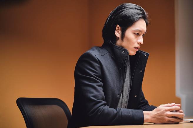 曹佑寧演出研究古老遊戲的作家。（華映提供）