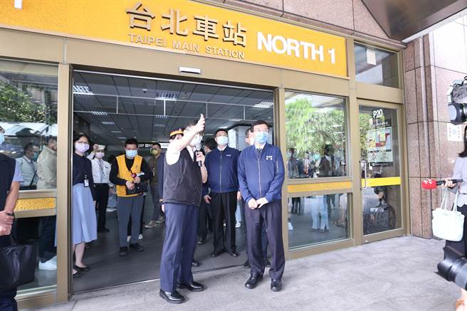 因應台鐵工會五一勞動節不加班，當天列車全面停駛，交通部長王國材(右)25日前往台北車站視察應變措施與動線，並向各單位演練人員打氣致意。(黃世麒攝)