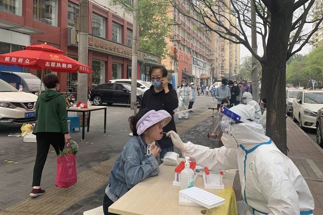 4月25日，北京市朝陽區一社區居民接受核酸檢測。（圖／中新社）
