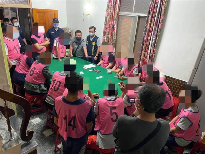 疫情延烧时刻，警方查获赌场，赌客自动戴好口罩。（读者提供／程炳璋台南传真）