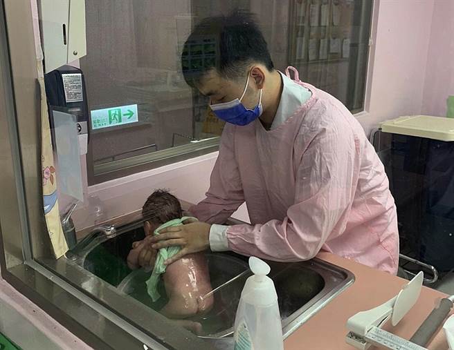 移民署北区事务大队台北市服务站的新二代亲善大使张庭维希望毕业后能成为护理师，真正的「男」丁格尔。（移民署提供）