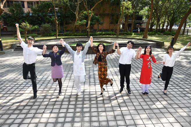 新二代亲善大使张庭维（左三）曾经在实习时以专业获得女病人的肯定。（移民署提供）