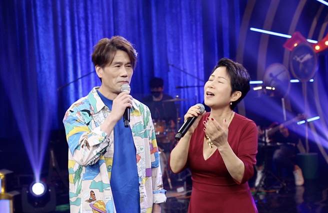 江念庭（右）與羅時豐同台合唱的畫面難能可貴。（尚時代文創娛樂提供）