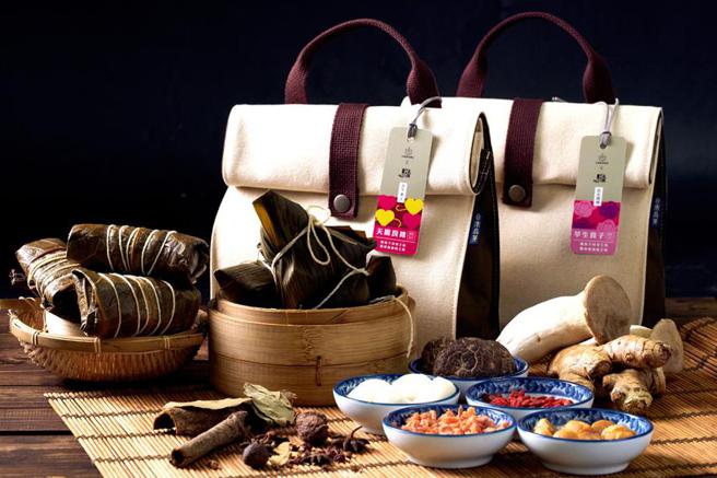 （台南晶英酒店「包中好運福袋」內含鮑魚干貝帝王粽三顆、飄香麻油菇王粽兩顆，共五入，每組售價1,580元。圖／台南晶英酒店）　　