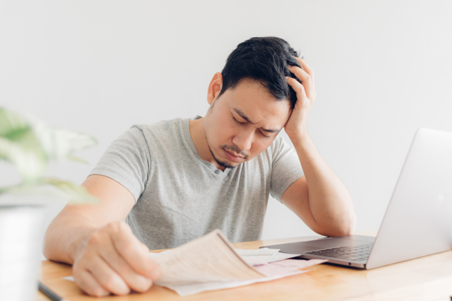 一名男网友受不了母亲对他情绪勒索，上网求救。（示意图／Shutterstock）