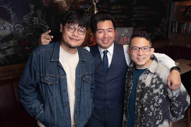 阿福（左起）、郑伟柏及小威畅聊斜杠人生。（MOMOTV 75台提供）