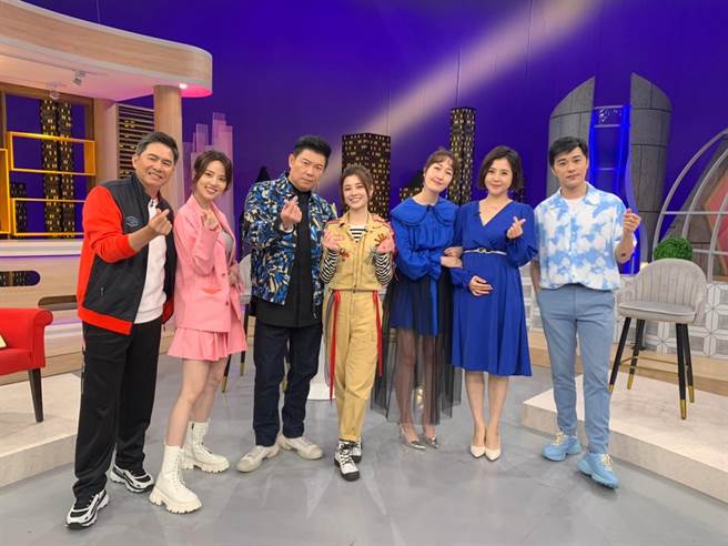 洪都拉斯（左起）、阿诺、曾国城、宇珊、巴钰、李亮瑾、Sam等人在《一袋女王》分享为了省钱的辛酸史。（卫视中文台提供）