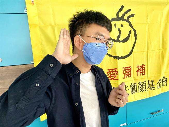 右耳成功重建后，男大生建佑可以轻松的戴口罩。（卢金足摄）