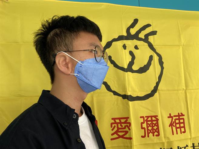 男大生建佑因出生时，右耳就是「小耳症」也无听力，经以自体肋骨移植，重建后与正常人几乎无异的外观。（卢金足摄）