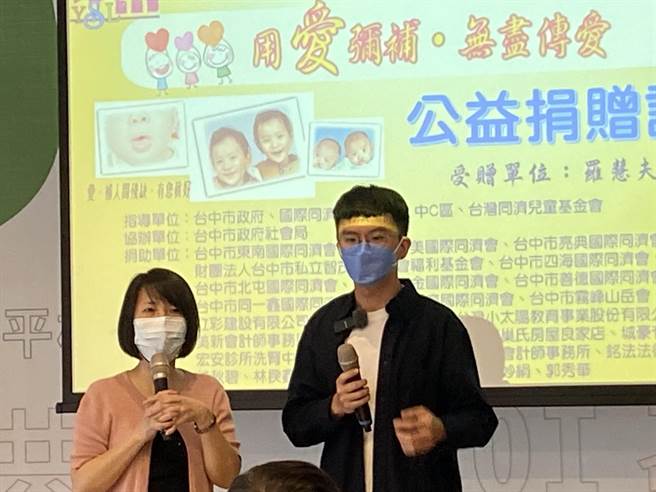 建佑今天在财团法人罗慧夫颅顏基金会「用爱弥补」感恩会现身说法，感谢基金捐款帮助手术重建。（卢金足摄）