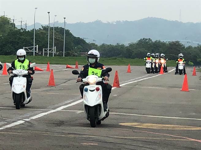 苗栗县警察局特聘请新竹安全驾驶教育中心教练到苗栗市模型飞机场实施训练，盼望提升员警汽、机车安全驾驶能力与技术。（苗栗县警察局提供／李京升苗栗传真）