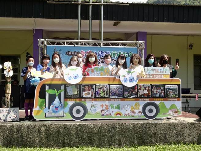 中埔鄉公所今天在石硦童軍營地舉辦「十年有埔，繽紛創藝」活動開幕儀式，以巴士列車展示埔出水緣份活動歷年亮點成果。（張亦惠攝）
