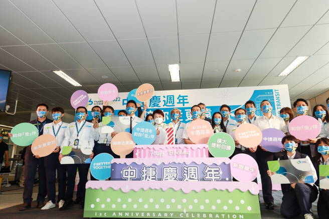 庆祝台中捷运绿线满周年，中捷公司于21日举办「中捷庆周年 陪你走更远」记者会。（图／台中市政府提供）