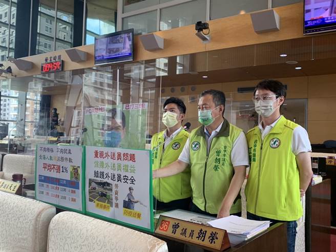 台中市議員江肇國(右)抨擊市長盧秀燕在Podcast大談疫調情況，相當不妥。(林欣儀攝)