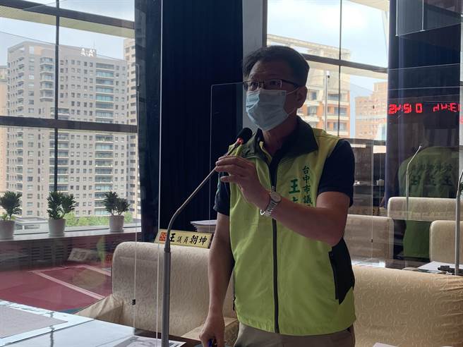 市議員王立任說，台中海線1名90多卻老人為確診密切接觸者，卻不會快篩、也沒人協助。(林欣儀攝)