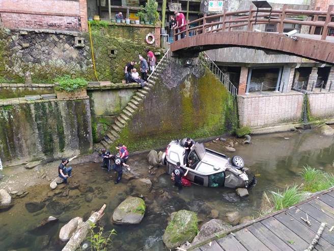 游男驾车撞倒护栏衝入石碇溪。（民眾提供）