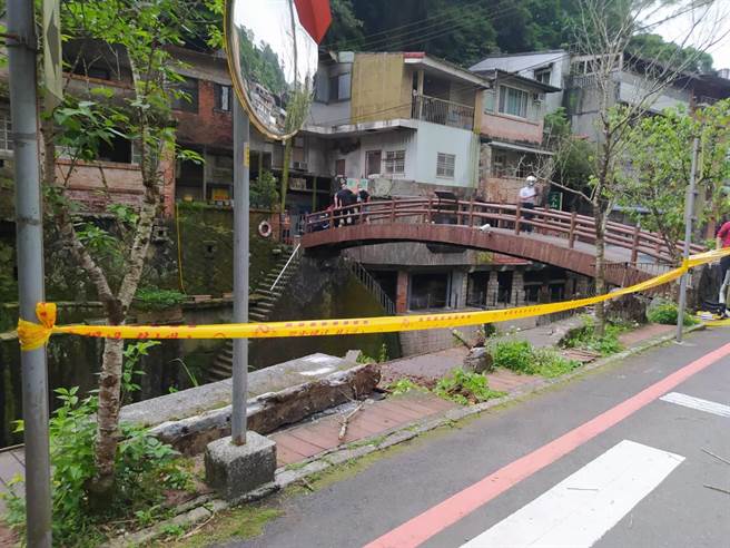 游男驾车撞倒护栏衝入石碇溪。（民眾提供）