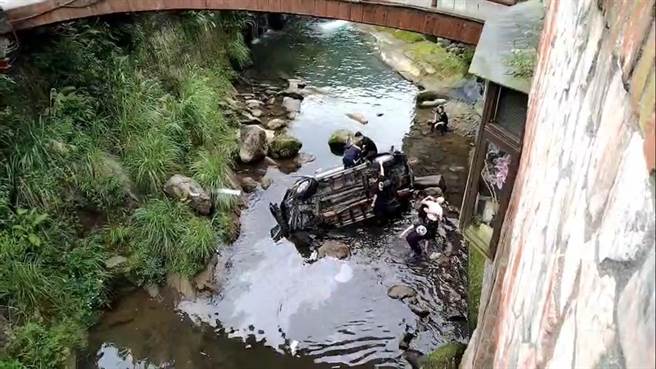 游男被搀扶走回路面。（民眾提供）