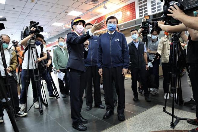 （交通部长王国材视察台北车站办理五一应变演练并慰问坚守岗位同仁。图／台铁提供）