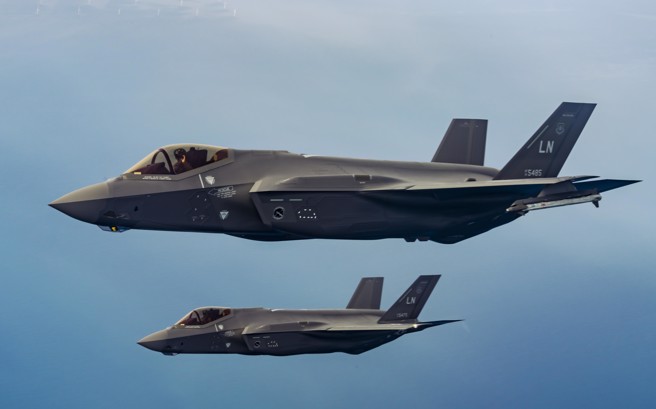 两架美国空军F-35A隐形战机4月14日准备进行空中加油的画面。（美国空军）