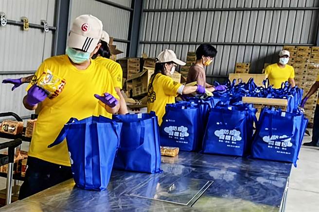 新竹縣居家照護25日上路，提供防疫關懷包給居家照護民眾。（新竹縣政府提供／羅浚濱新竹傳真）