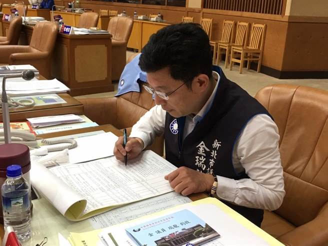 金瑞龙呼吁相关单为加强关怀警员心理健康。（金瑞龙服务处提供）