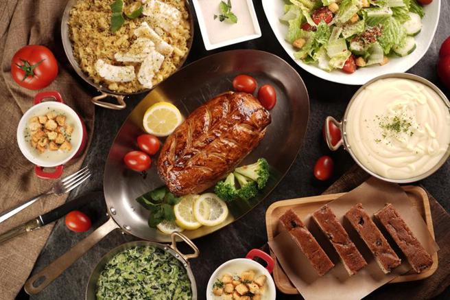 （疫情升溫，君品酒店重啟美食外賣，圖為「老靈魂威靈頓牛排雙人套餐」，另外亦可買到「頤宮片皮鴨四吃」、「 雲軒波士頓活龍蝦」、「 爐烤牛排」，以及「老靈魂威靈頓牛排」。圖／君品酒店提供）