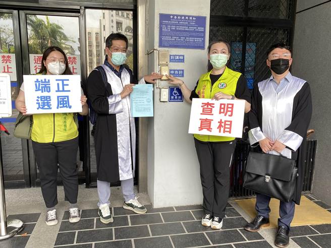 民进党市议员赖佳微（右2）与律师群25日下午至台中地检署按铃申告妨害名誉。（张妍溱摄）