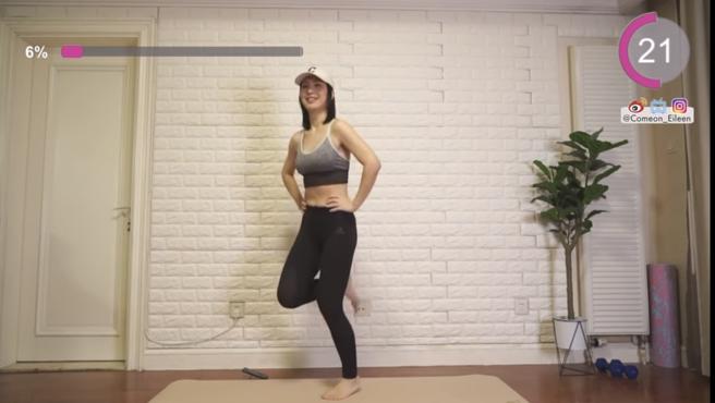 後抬腿。（圖／翻攝自Youtube@Eileen Yu）