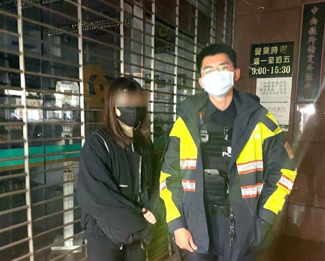 22歲的林姓女子為了要跟再網路讓剛認識不久的男網友見面，匆忙到銀行ATM準備轉帳繳交保證金給對方，幸好何安所巡邏員警及時發現攔阻。（警方提供／謝瓊雲台中傳真）