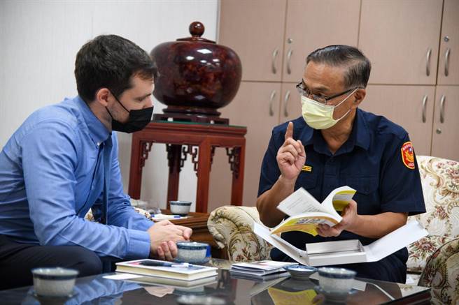 英國在台辦事處英僑服務處長何永海今拜會新北市警局長黃宗仁。（新北市警察局提供）