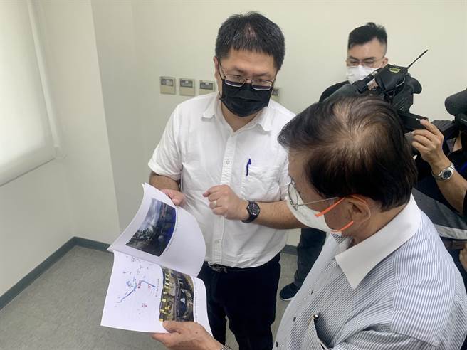 南投縣環保局長李易書（左），向縣長林明溱說明非法廢棄物堆置情形。（廖志晃攝）