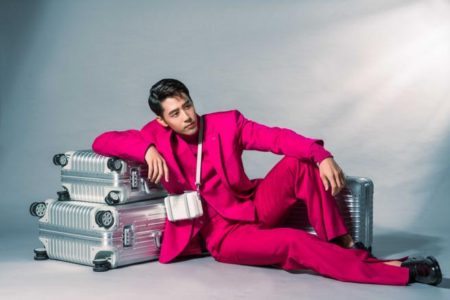 胡宇威說身上的Rimowa Personal小包，讓他憶起以前出國渡假的愉快心情。Rimowa Personal Poly硬殼包4萬1400元、（左上）Original Cabin Silver行李箱3萬9200元、（左下）Original Check-in Silver行李箱4萬9000元、（右）Original Compact行李箱3萬7900元、（服裝提供LV，攝影石智中）